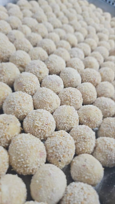 Vassoio di polpette impanate a mano pronte per la frittura