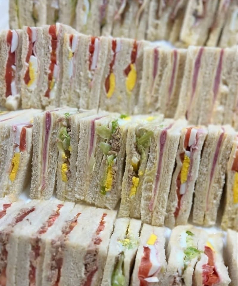 Tramezzini farciti a mano con tonno, uova, prosciutto e verdure