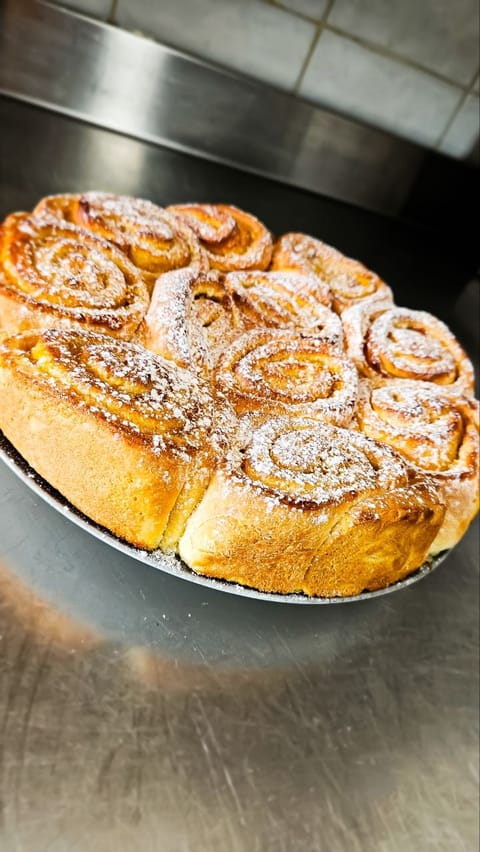 Torta di girelle lievitate appena sfornata, spolverata di zucchero a velo