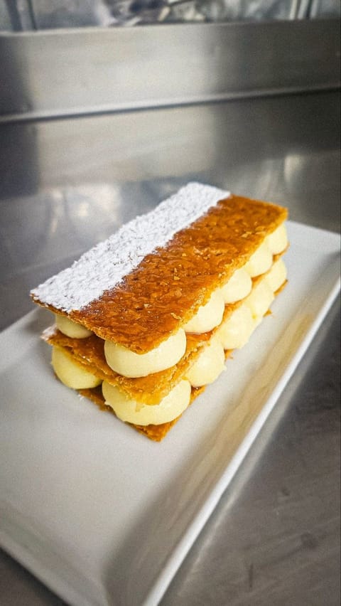 Millefoglie con sfoglia caramellata e crema pasticcera, porzionata al piatto