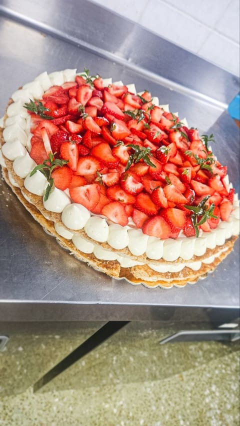 Millefoglie alle fragole fresche con ciuffi di crema e menta