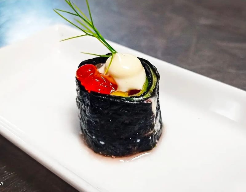 Involtino in alga nori con verdure, maionese e uova di salmone, guarnito con aneto